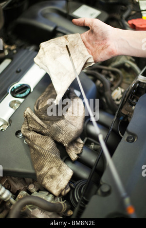 Überprüfung von Auto-Motor-Öl Stockfoto