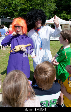 Clowns unterhalten Kinder bei Mad Pride Irland Festival, Killarney Stockfoto