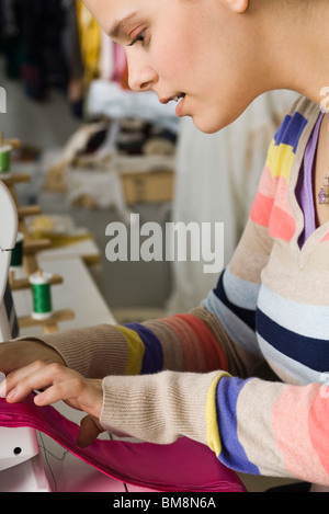 Schneiderin Nähen Nähmaschine Stockfoto