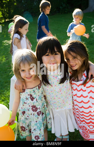 Freunde aus der Kindheit auf Outdoor-Party, Porträt Stockfoto