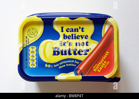 Wanne von I kann nicht glauben, dass es nicht Butter 60% weniger gesättigte Fettsäuren als Butter ist, die auf weißem Hintergrund isoliert ist Stockfoto
