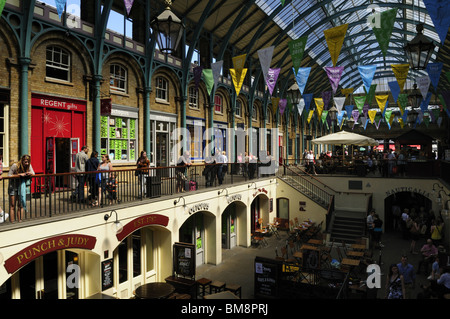 Covent Garden Market mit 180. Jahrestag Fahnen, London, England, UK Stockfoto