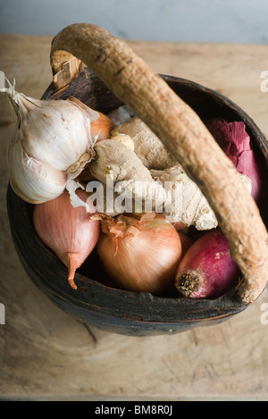 Zwiebel, Knoblauch und Ingwer in Korb Stockfoto