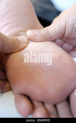 Masseur massiert Fuß des Menschen, in der Nähe Stockfoto