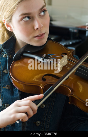 Junge Frau praktizierender Violine Stockfoto