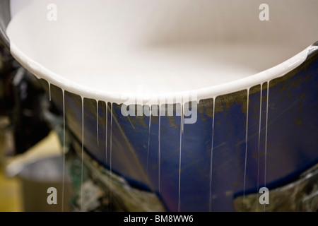 Stoff-Beschichtungsanlage, Metall-Trommel mit flüssigen Weichmacher verwendet für Beschichtung Textilien Stockfoto