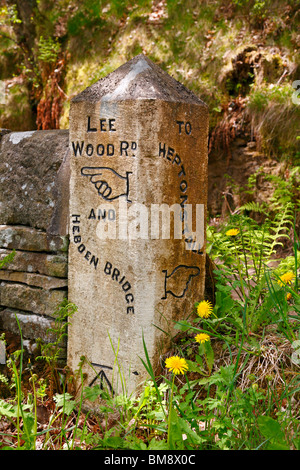 Alte steinerne Wegpunkt in der Nähe von Hebden Bridge, West Yorkshire, England, UK. Stockfoto