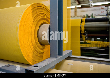 Stoff-Beschichtungsanlage, recycelbare zusammengesetzte Textil Weberei, Rollen von zusammengesetzten Textilgewebe Stockfoto