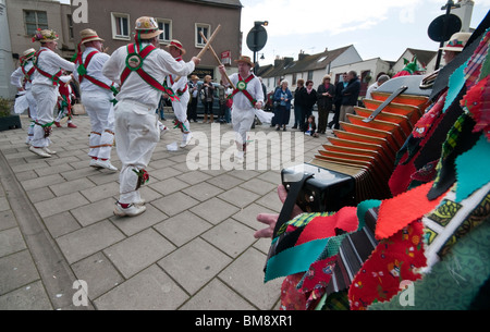 Chanctonbury Ring Morris Männer führen Volkstänze Maifeiertag in Sussex Stockfoto