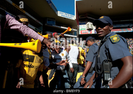 Crowd-Szene südafrikanischen Fußballfans und Polizei-Cape Town-Südafrika Stockfoto