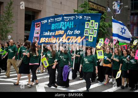 Tausende marschieren bis fünften Ave.in Salute Israel Parade in New York Stockfoto