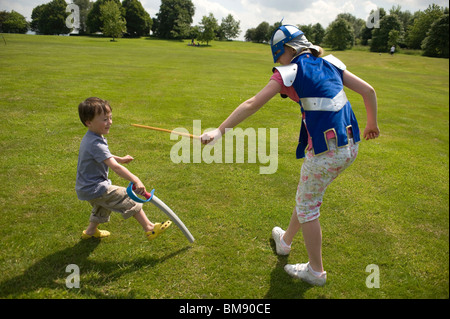 Cousins und Cousinen spielen kämpfen in North yorkshire Stockfoto