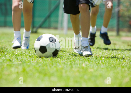 Kinder spielen Fußball, beschnitten Stockfoto