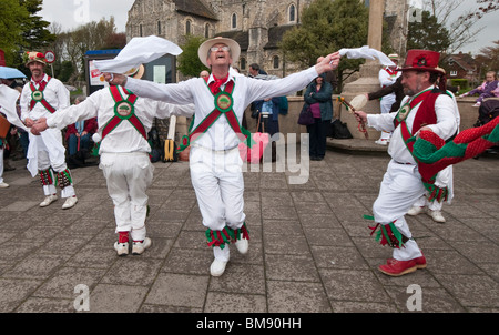 Chanctonbury Ring Morris Männer führen Volkstänze Maifeiertag in Sussex Stockfoto