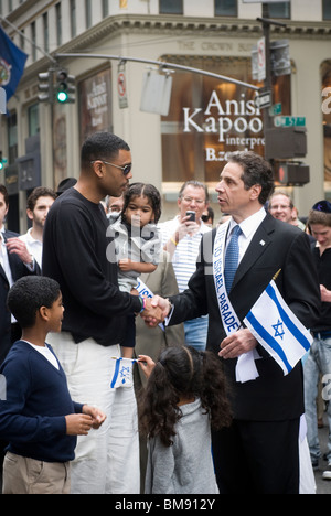 NYS Generalstaatsanwalt Andrew Cuomo, Recht, grüßt ehemalige Basketball-Spieler Allan Houston auf der Salute Israel Parade in New York Stockfoto