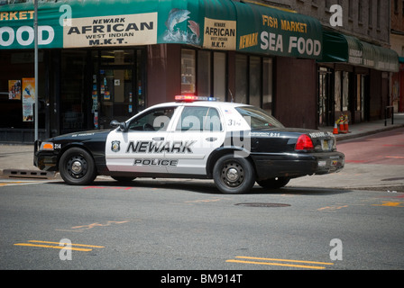 Ein Streifenwagen Newark Polizei-Abteilung sieht man an der Market Street in der Innenstadt von Newark, NJ Stockfoto