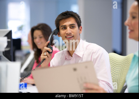 Junge indische asiatische Männer am Telefon in einem modernen Büro Stockfoto