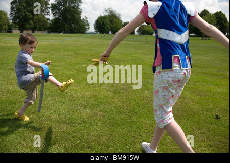 Cousins und Cousinen spielen kämpfen in North yorkshire Stockfoto