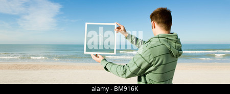 Offshore-Windenergieanlage am Horizont, die vom Strand aus gesehen Stockfoto