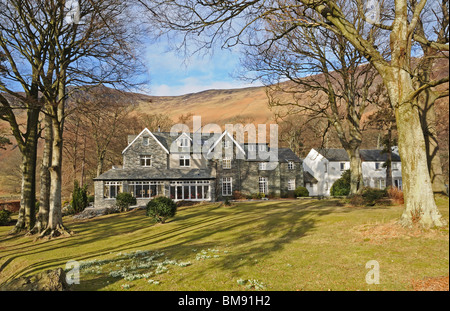 Borrowdale Gates Hotels Grange in Borrowdale Cumbria England mit Krokussen und Frühlingsblumen Stockfoto