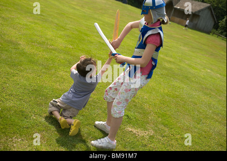 Cousins und Cousinen spielen kämpfen in North yorkshire Stockfoto