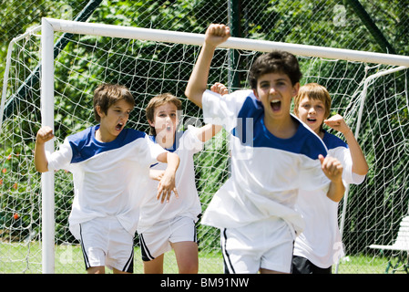 Jungen Fußball spielen Stockfoto