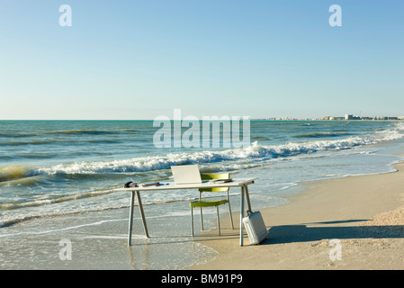 Schreibtisch und Laptop-Computer am Strand Stockfoto