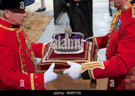 Die britische Königin Elizabeth II. besucht die Parlamentseröffnung am Palace of Westminster im Zentrum von London Stockfoto