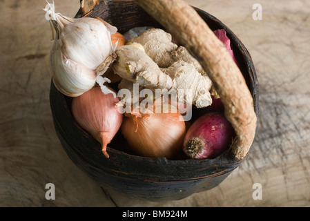 Zwiebel, Knoblauch und Ingwer in Korb Stockfoto