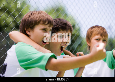 Jungen Teamkollegen vom Spielfeldrand jubeln Stockfoto