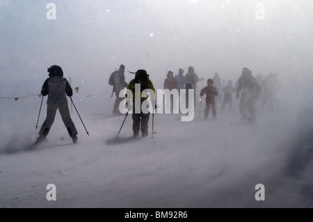 Sehr starke, plötzliche und unerwartete Schneesturm in Alpen angegriffen Gruppe von Skifahrern, Klein Matterhorn 3883m, Schweiz Stockfoto