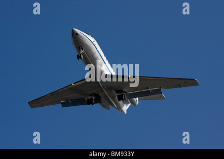 Gulfstream Aerospace G-IV mit ausgefahrenem Fahrwerk nach unten. Stockfoto