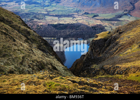 Die vertikale Perspektive von Ill Gill Kopf abgerissen durch eine Lücke in den Hügeln in Richtung Wastwater Bild Stockfoto