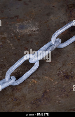 Nahaufnahme einer eisernen Kette auf Grunge Hintergrund Stockfoto