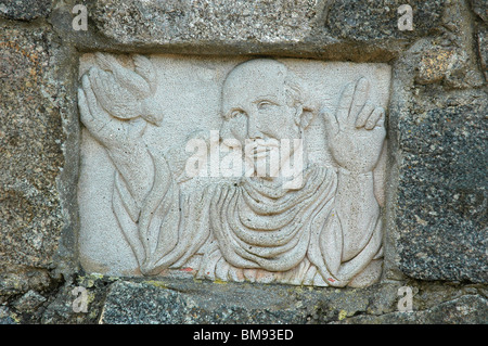 Relief des Hl. Franziskus von Assisi an der Spitze der Mole Schritte, (Rosaire,) auf der Insel Herm, Kanalinseln. Stockfoto