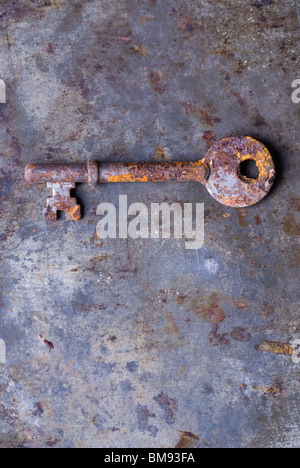 Schmutzige alte verrostete Hausschlüssel über einem Grunge Hintergrund Stockfoto