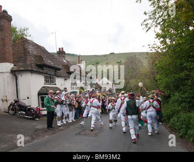 Chanctonbury Ring Morris Männer führen Volkstänze Maifeiertag in Sussex Stockfoto