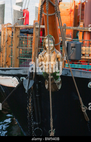 Meerjungfrau Galionsfigur auf Vorderseite des Fischerboot Schiff Stockfoto