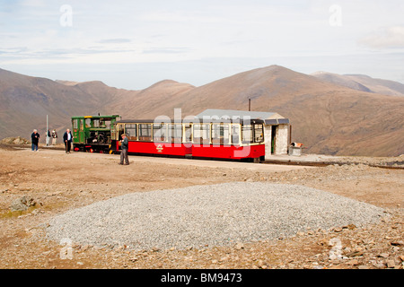 Snowdon Mountain Railway Motor und Passagier-Coach an der Clogwyn Station, 3/4 des Weges bis zum Gipfel des höchsten Berges in Wales Stockfoto