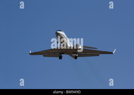 Gulfstream Aerospace G-IV mit ausgefahrenem Fahrwerk nach unten. Stockfoto