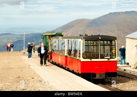 Snowdon Mountain Railway Motor und Passagier-Coach an der Clogwyn Station, 3/4 des Weges bis zum Gipfel des höchsten Berges in Wales Stockfoto
