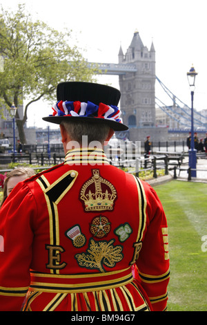 Beefeater Blick auf Tower Bridge aus dem Tower of London, England Stockfoto