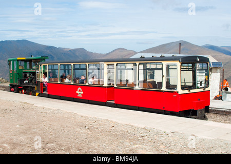 Snowdon Mountain Railway Motor und Passagier-Coach an der Clogwyn Station, 3/4 des Weges bis zum Gipfel des höchsten Berges in Wales Stockfoto