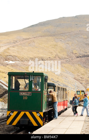 Snowdon Mountain Railway Motor und Passagier-Coach an der Clogwyn Station, 3/4 des Weges bis zum Gipfel des höchsten Berges in Wales Stockfoto