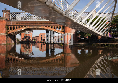 Der Kaufmann Brücke und der alten Eisenbahnbrücke über Bridgewater Canal Basin in Castlefield Urban Heritage Park Conservation Area. Manchester England England Stockfoto