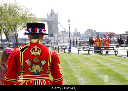 Beefeater Blick auf Tower Bridge aus dem Tower of London, England Stockfoto