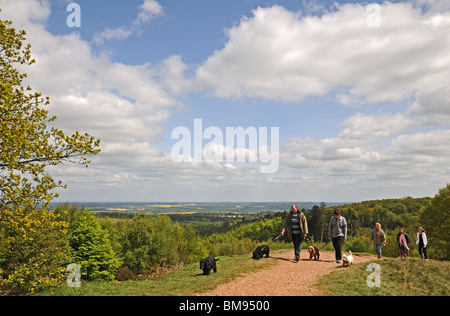 Familie mit Hunden zu Fuß in der Burg Ring Eisenzeit Fort Cannock Chase Staffordshire England Stockfoto