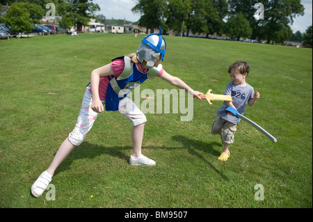 Cousins und Cousinen spielen kämpfen in North yorkshire Stockfoto