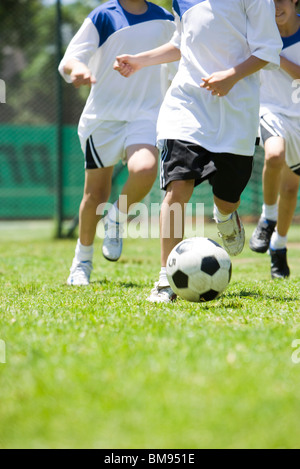 Kinder spielen Fußball, beschnitten Stockfoto