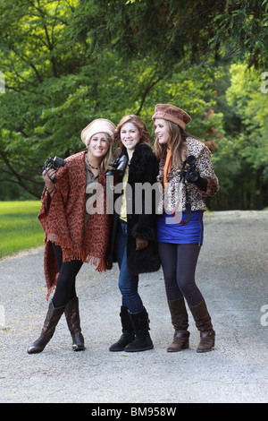 drei 3 Freunde Schwestern stilvoll modischen chic hübsche junge Damen Mädchen glücklich fröhliche Vogelbeobachtung Lachen außerhalb Land Stockfoto